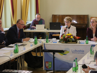Marszałek Elżbieta Anna Polak (przy mikrofonie) przemawia na posiedzeniu sejmikowej Komisji ds. Klimatu o sytuacji na Odrze. 