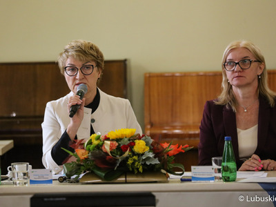 Marszałek Elżbieta Anna Polak (przy mikrofonie) przemawia na posiedzeniu sejmikowej Komisji ds. Klimatu o sytuacji na Odrze. Obok radna wojewódzka Małgorzata Paluch-Słowińska