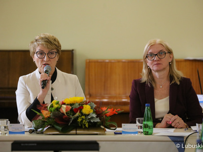 Marszałek Elżbieta Anna Polak (przy mikrofonie) przemawia na posiedzeniu sejmikowej Komisji ds. Klimatu o sytuacji na Odrze. Obok radna wojewódzka Małgorzata Paluch-Słowińska
