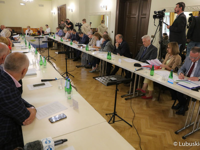 Posiedzenie sejmikowej Komisji ds. Klimatu o sytuacji na Odrze