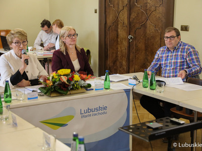 Marszałek Elżbieta Anna Polak (przy mikrofonie) przemawia na posiedzeniu sejmikowej Komisji ds. Klimatu o sytuacji na Odrze. Obok radna wojewódzka Małgorzata Paluch-Słowińska oraz radny wojewódzki Grzegorz Potęga