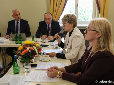 Marszałek Elżbieta Anna Polak (przy mikrofonie) przemawia na posiedzeniu sejmikowej Komisji ds. Klimatu o sytuacji na Odrze. 