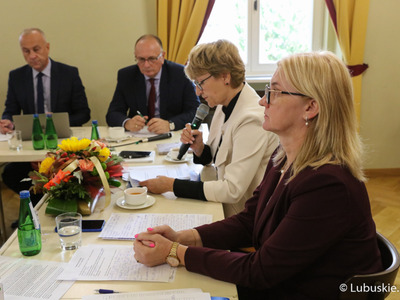 Marszałek Elżbieta Anna Polak (przy mikrofonie) przemawia na posiedzeniu sejmikowej Komisji ds. Klimatu o sytuacji na Odrze.