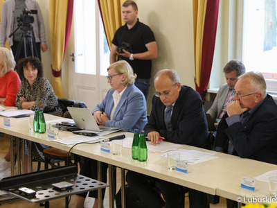 Posiedzenie sejmikowej Komisji ds. Klimatu o sytuacji na Odrze