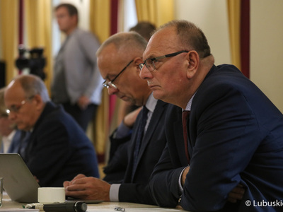 Wicemarszałek Stanisław Tomczyszyn (na pierwszym planie) oraz członek zarządu woj. lubuskiego Marcin Jabłoński (obok) na posiedzeniu sejmikowej Komisji ds. Klimatu o sytuacji na Odrze