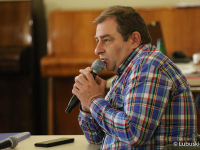 Radny wojewódzki Grzegorz Potęga przemawia na posiedzeniu sejmikowej Komisji ds. Klimatu o sytuacji na Odrze. 
