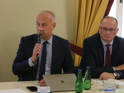 Członek zarządu woj. lubuskiego Marcin Jabłoński (przy mikrofonie) przemawia na posiedzeniu sejmikowej Komisji ds. Klimatu o sytuacji na Odrze. 