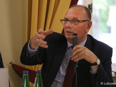 Wicemarszałek Stanisław Tomczyszyn przemawia na posiedzeniu sejmikowej Komisji ds. Klimatu o sytuacji na Odrze. 
