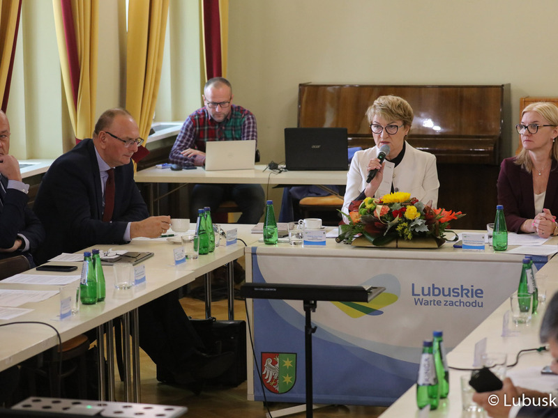 Marszałek Elżbieta Anna Polak (przy mikrofonie) przemawia na posiedzeniu sejmikowej Komisji ds. Klimatu o sytuacji na Odrze.