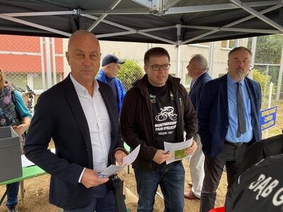W sobotę 17 września w Sulęcinie rozpoczął się 26. Międzynarodowy Zjazd Cyklistów. Polityka rowerowa i ścieżki rowerowe to jedne z priorytetów rozwoju województwa lubuskiego.
Na zdjęciu członek zarządu województwa lubuskiego Marcin Jabłoński i burmistrz Sulęcina Dariusz Ejchart.