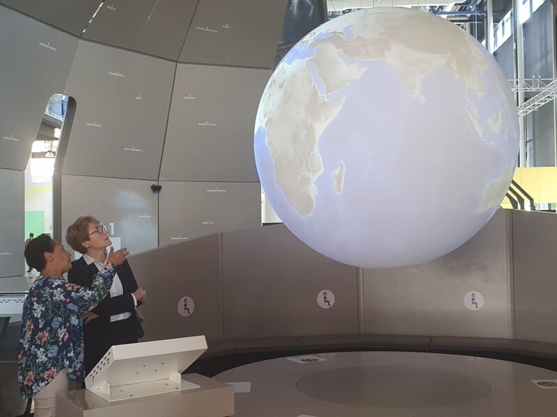 W niedzielę 18 września w Paryżu rozpoczyna się Międzynarodowy Kongres Astronautyczny. To najważniejsze na świecie wydarzenie w sektorze kosmicznym. Bierze w nim udział marszałek Elżbieta Anna Polak. Na zdjęciu wizyta w Parku Przyszłości i Przemysłu.