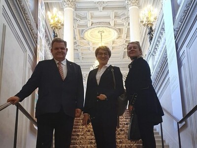 W niedzielę 18 września w Paryżu rozpoczyna się Międzynarodowy Kongres Astronautyczny. To najważniejsze na świecie wydarzenie w sektorze kosmicznym. Na zdjęciu wizyta w polskiej ambasadzie.