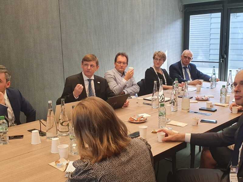 Lubuska delegacja, pod przewodnictwem marszałek Elżbiety Anny Polak, rozpoczęła w niedzielę 18 września wizytę na Międzynarodowym Kongresie Astronautycznym w Paryżu. Na zdjęciu spotkanie z Grahamem Turnockiem, Senior Specialist w ESA (Europejska Agencja Kosmiczna).