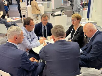 Lubuska delegacja, pod przewodnictwem marszałek Elżbiety Anny Polak, rozpoczęła w niedzielę 18 września wizytę na Międzynarodowym Kongresie Astronautycznym w Paryżu. Na zdjęciu spotkanie z prof. dr. Kai-Uwe Schroglem, prezesem Międzynarodowego Instytutu Prawa Kosmicznego (IISL).