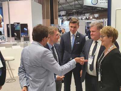 Lubuska delegacja, pod przewodnictwem marszałek Elżbiety Anny Polak, rozpoczęła w niedzielę 18 września wizytę na Międzynarodowym Kongresie Astronautycznym w Paryżu. Na zdjęciu spotkanie z prof. dr. Kai-Uwe Schroglem, prezesem Międzynarodowego Instytutu Prawa Kosmicznego (IISL).