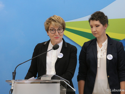 Uczestnicy konferencji prasowej poświęconej profilaktyce nowotworów głowy i szyi. Na zdjęciu Marszałek Województwa Lubuskiego Elżbieta Anna Polak (z lewej) oraz pacjentka oddziału otolaryngologii Szpitala Uniwersyteckiego w Zielonej Górze