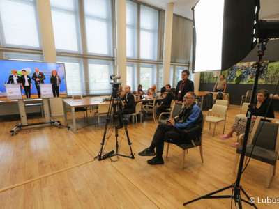Uczestnicy konferencji prasowej poświęconej profilaktyce nowotworów głowy i szyi.