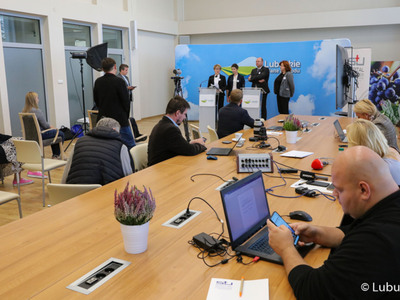 Uczestnicy konferencji prasowej poświęconej profilaktyce nowotworów głowy i szyi.
