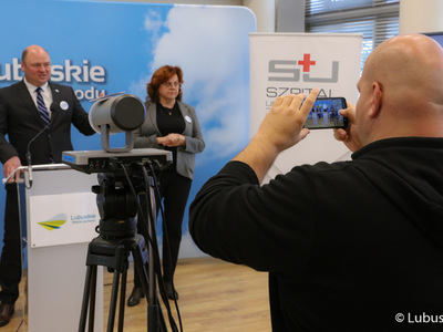 Uczestnicy konferencji prasowej poświęconej profilaktyce nowotworów głowy i szyi. Na zdjęciu dr hab. n. med. Paweł Golusiński prof. UZ, kierownik Katedry Otolaryngologii i Chirurgii Szczękowo-Twarzowej Szpitala Uniwersyteckiego w Zielonej Górze oraz dr n. med. Róża Poźniak-Balicka, kierownik Klinicznego Oddziału Radioterapii Szpitala Uniwersyteckiego w Zielonej Górze.