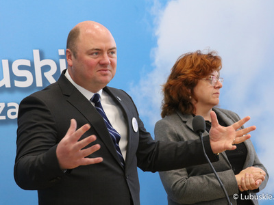 Uczestnicy konferencji prasowej poświęconej profilaktyce nowotworów głowy i szyi. Na zdjęciu dr hab. n. med. Paweł Golusiński prof. UZ, kierownik Katedry Otolaryngologii i Chirurgii Szczękowo-Twarzowej Szpitala Uniwersyteckiego w Zielonej Górze oraz dr n. med. Róża Poźniak-Balicka, kierownik Klinicznego Oddziału Radioterapii Szpitala Uniwersyteckiego w Zielonej Górze.