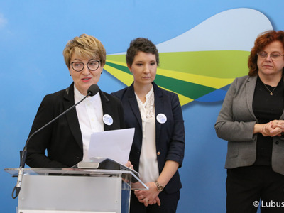 Uczestnicy konferencji prasowej poświęconej profilaktyce nowotworów głowy i szyi. Na zdjęciu Marszałek Województwa Lubuskiego Elżbieta Anna Polak (z lewej), pacjentka oddziału otolaryngologii Szpitala Uniwersyteckiego w Zielonej Górze (w środku) oraz dr n. med. Róża Poźniak-Balicka, kierownik Klinicznego Oddziału Radioterapii Szpitala Uniwersyteckiego w Zielonej Górze.