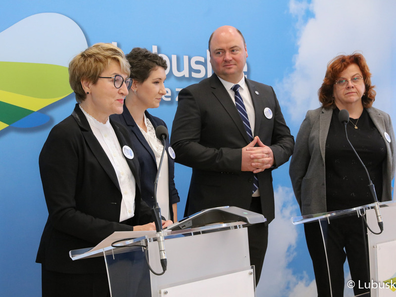 Uczestnicy konferencji prasowej poświęconej profilaktyce nowotworów głowy i szyi. Od lewej: Marszałek Województwa Lubuskiego Elżbieta Anna Polak, pacjentka oddziału otolaryngologii Szpitala Uniwersyteckiego w Zielonej Górze, dr hab. n. med. Paweł Golusiński prof. UZ oraz kierownik Katedry Otolaryngologii i Chirurgii Szczękowo-Twarzowej Szpitala Uniwersyteckiego w Zielonej Górze, dr n. med. Róża Poźniak-Balicka, kierownik Klinicznego Oddziału Radioterapii Szpitala Uniwersyteckiego w Zielonej