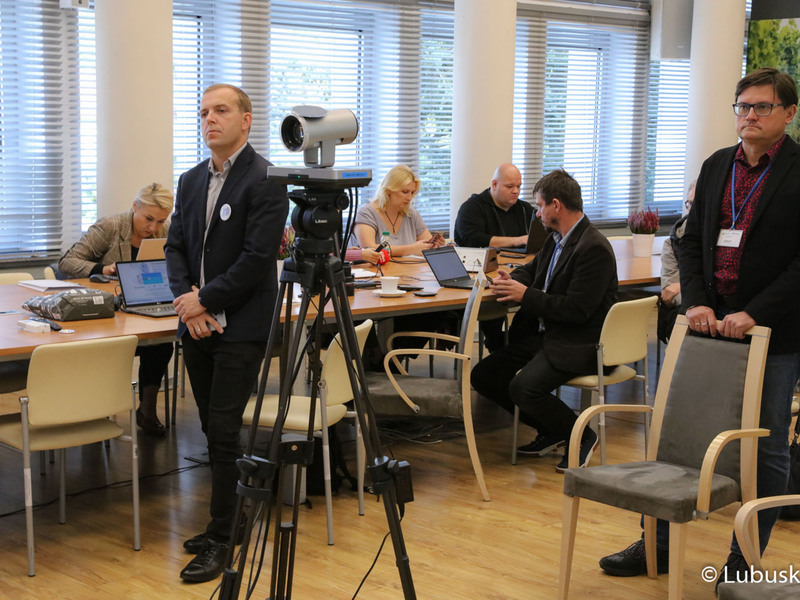 Uczestnicy konferencji prasowej poświęconej profilaktyce nowotworów głowy i szyi.