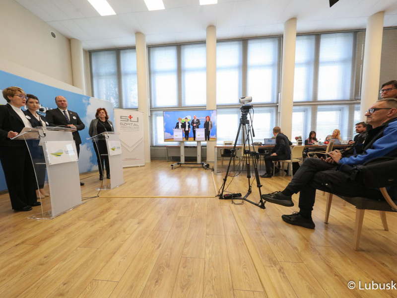 Uczestnicy konferencji prasowej poświęconej profilaktyce nowotworów głowy i szyi.