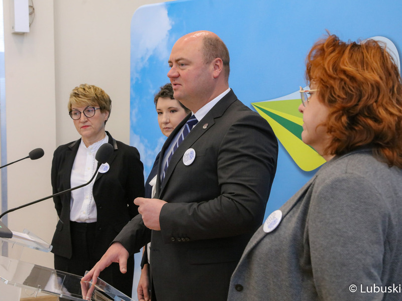Uczestnicy konferencji prasowej poświęconej profilaktyce nowotworów głowy i szyi. Przy mikrofonie dr hab. n. med. Paweł Golusiński prof. UZ oraz kierownik Katedry Otolaryngologii i Chirurgii Szczękowo-Twarzowej Szpitala Uniwersyteckiego w Zielonej Górze