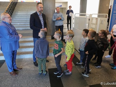 Spotkanie członka zarządu woj. lubuskiego Tadeusza Jędrzejczaka z przedszkolakami z Miejskiego Przedszkola nr 17 "Chatka Puchatka" w Zielonej Górze.