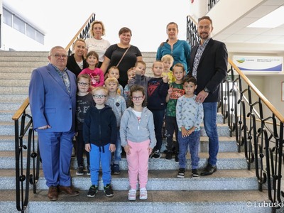 Spotkanie członka zarządu woj. lubuskiego Tadeusza Jędrzejczaka z przedszkolakami z Miejskiego Przedszkola nr 17 "Chatka Puchatka" w Zielonej Górze.