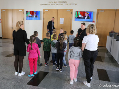 Przedszkolaki z Miejskiego Przedszkola nr 17 "Chatka Puchatka" w Zielonej Górze przed Salą Kolumnową urzędu marszałkowskiego.