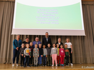 Spotkanie członka zarządu woj. lubuskiego Tadeusza Jędrzejczaka z przedszkolakami z Miejskiego Przedszkola nr 17 "Chatka Puchatka" w Zielonej Górze.
