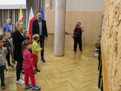 Przedszkolaki z Miejskiego Przedszkola nr 17 "Chatka Puchatka" w Zielonej Górze w Sali Kolumnowej urzędu marszałkowskiego.