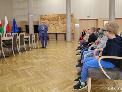 Spotkanie członka zarządu woj. lubuskiego Tadeusza Jędrzejczaka z przedszkolakami z Miejskiego Przedszkola nr 17 "Chatka Puchatka" w Zielonej Górze.