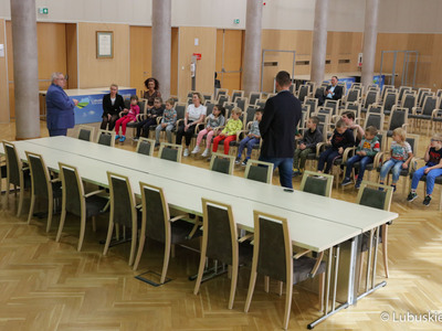 Spotkanie członka zarządu woj. lubuskiego Tadeusza Jędrzejczaka z przedszkolakami z Miejskiego Przedszkola nr 17 "Chatka Puchatka" w Zielonej Górze.
