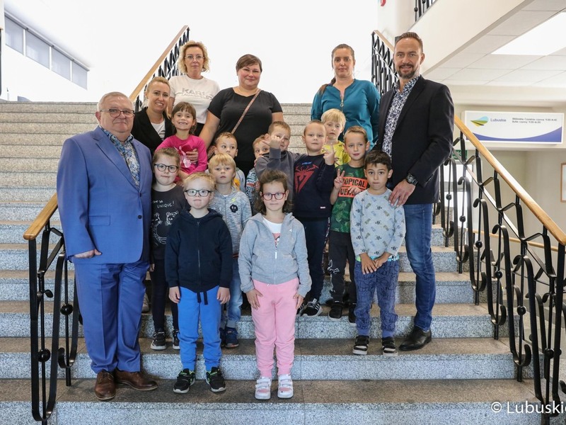 Spotkanie członka zarządu woj. lubuskiego Tadeusza Jędrzejczaka z przedszkolakami z Miejskiego Przedszkola nr 17 "Chatka Puchatka" w Zielonej Górze.
