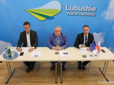 Członek zarządu woj. lubuskiego Tadeusz Jędrzejczak (w środku) podczas spotkania online z ambasadorką UNICEF z Ukrainy Julią Gershun