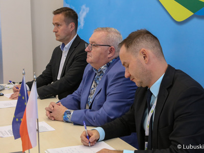 Członek zarządu woj. lubuskiego Tadeusz Jędrzejczak (w środku) podczas spotkania online z ambasadorką UNICEF z Ukrainy Julią Gershun