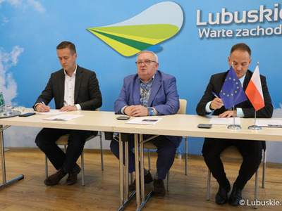 Członek zarządu woj. lubuskiego Tadeusz Jędrzejczak (w środku) podczas spotkania online z ambasadorką UNICEF z Ukrainy Julią Gershun