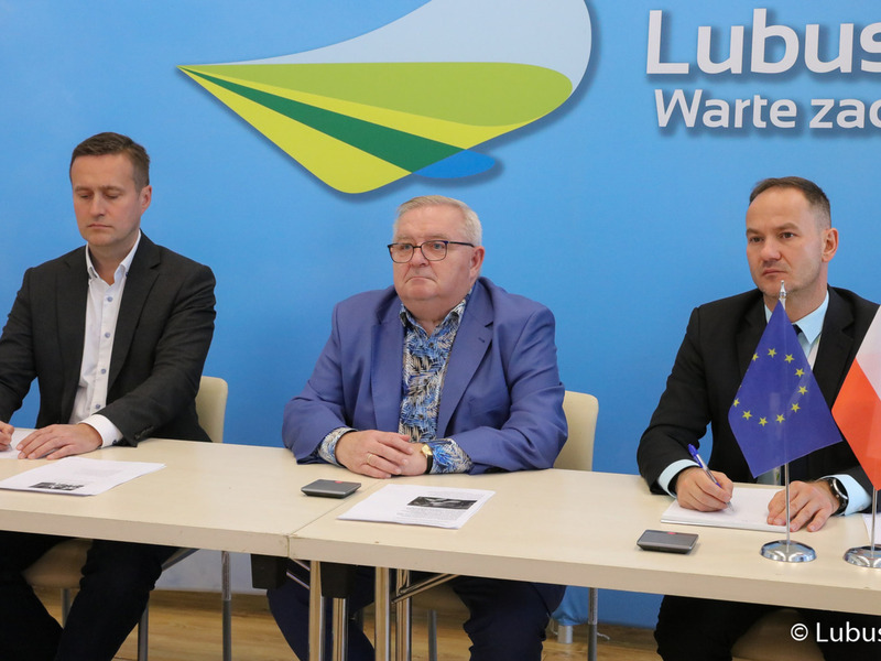 Członek zarządu woj. lubuskiego Tadeusz Jędrzejczak (w środku) podczas spotkania online z ambasadorką UNICEF z Ukrainy Julią Gershun