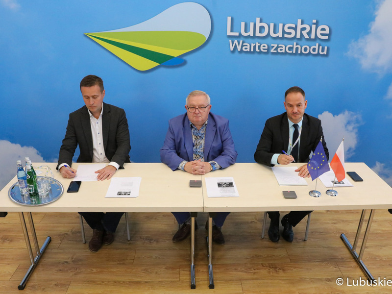 Członek zarządu woj. lubuskiego Tadeusz Jędrzejczak (w środku) podczas spotkania online z ambasadorką UNICEF z Ukrainy Julią Gershun