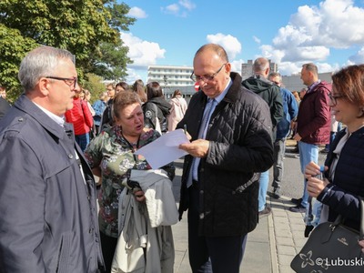 Ćwiczenia ewakuacyjne w urzędzie marszałkowskim w Zielonej Górze. Na zdjęciu wicemarszałek Stanisław Tomczyszyn