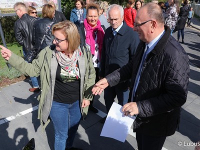 Ćwiczenia ewakuacyjne w urzędzie marszałkowskim w Zielonej Górze. Na zdjęciu wicemarszałek Stanisław Tomczyszyn