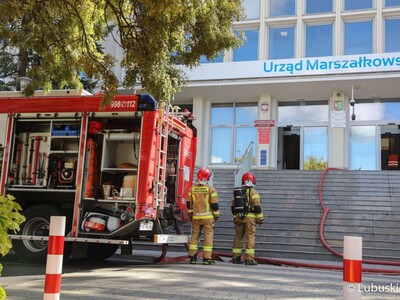 Strażacy podczas ćwiczeń ewakuacyjnych w urzędzie marszałkowskim w Zielonej Górze 