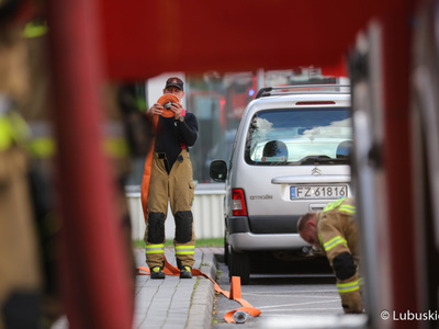 Strażacy podczas ćwiczeń ewakuacyjnych w urzędzie marszałkowskim w Zielonej Górze 