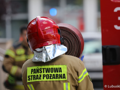 Strażacy podczas ćwiczeń ewakuacyjnych w urzędzie marszałkowskim w Zielonej Górze 