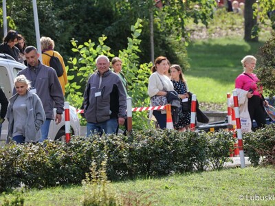 Pracownicy urzędu marszałkowskiego po zakończeniu ćwiczeń ewakuacyjnych wracają do budynku