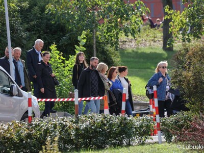 Pracownicy urzędu marszałkowskiego po zakończeniu ćwiczeń ewakuacyjnych wracają do budynku
