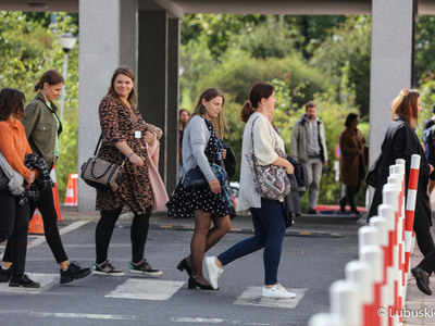 Pracownicy urzędu marszałkowskiego po zakończeniu ćwiczeń ewakuacyjnych wracają do budynku
